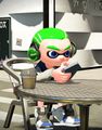 A male Inkling in Inkopolis Square wearing the Squidfin Hook Cans.