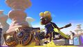 An Octoling rolling with the Gold Dynamo Roller