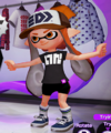 Another female Inkling sporting Blue Lo-Tops in a store.