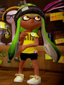 Another female Inkling wearing the Sporty Bobble Hat in a store.