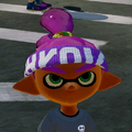 Closeup of another male Inkling wearing the Squash Headband.