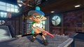 A male Inkling wearing the Golf Visor holds an N-ZAP '83.