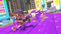 A promotional image for Splatoon 3 featuring an Inkling wielding the Splat Dualies, a weapon in the Dualie class.
