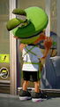 Another male Inkling wearing the Black Trainers, from the back.