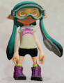 Another female Inkling wearing the Custom Trail Boots.
