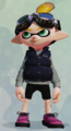 Another male Inkling wearing the Dark Urban Vest.