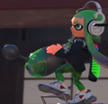 An Inkling holding the Luna Blaster Neo.