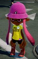 A female Inkling wearing the Acerola Rain Boots.