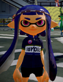 Another female Inkling wearing the Soccer Headband.