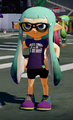A female Inkling wearing the Black Arrowbands, Octo Tee, and Plum Casuals.