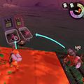 Two players splatting a Flyfish without communication, each throwing a bomb into the closest basket to them.