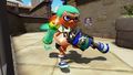 A female Inkling wearing the White Tee, running with an H-3 Nozzlenose D.