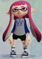 A female Inkling wearing the Varsity Baseball LS. The writing is garbage Serif Script.
