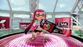 An Inkling girl wearing the Sky-Blue Squideye holds a Cherry H-3 Nozzlenose.
