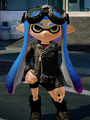 A female Inkling wearing the Black Inky Rider.