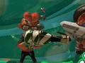 An Octoling wielding the Foil Squeezer while affected by a Splattercolor Screen