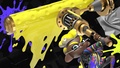 An Octoling flinging the Gold Dynamo Roller