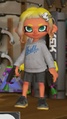 An Octoling player with Inkling hair and eyebrow styles in a shop after performing the amiibo glitch