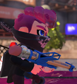 An Octoling holding the Snipewriter 5H. Its design seems to be based on a drawing compass with a pencil.