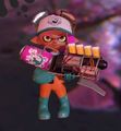 An Inkling holding the Grizzco Blaster after a shift.