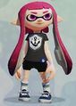 A female Inkling wearing the Black Anchor Tee.