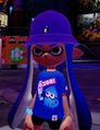 Another female Inkling wearing the Blowfish Bell Hat.