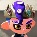 An Octoling boy wearing the Pearlescent Crown