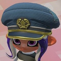 An Octoling girl wearing the Cap of Legend (Front view).