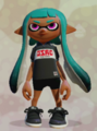 A female Inkling wearing the Black Polo.