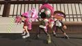 The female Inkling on the left wearing the Toni Kensa Goggles.