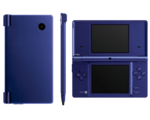 Une Nintendo DSi ouverte et fermée